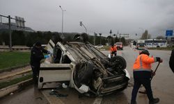 Tokat'ta hafif ticari aracın devrildiği kazada anne öldü, baba ve oğlu yaralandı