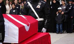 Babasının cenaze törenine polis şapkasını takarak katıldı