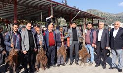 Başkan Özcan üreticinin yüzünü güldürdü