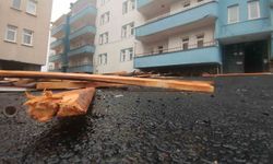 Bingöl’de fırtına çatıları uçurdu