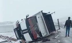 Bingöl’de kamyonet devrildi: 2 yaralı