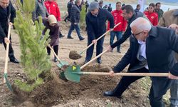 Bu sefer fidanlar deprem şehitleri için dikildi
