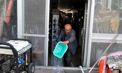 İskenderun’da deniz seviyesi yükseldi, esnaf deniz suyu tahliye ediyor