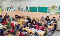 Jandarma önce bilgilendirdi, ardından çocuklarla birlikte çizgi film izledi
