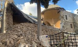 Kilis’te ağır hasarlı tarihi caminin duvarı çöktü