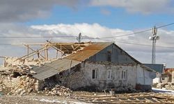 Malatya’da fırtına evlerin çatısını uçurdu