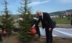 Bolu'da yaşayan depremzedeler, enkazda yitirdiklerinin anısına fidan dikti