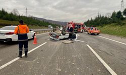 DÜZCE - Anadolu Otoyolu'nda tır ile çarpışan otomobildeki 2 kişi ağır yaralandı