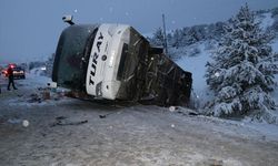 ERZİNCAN - Yolcu otobüsü devrildi, 2 kişi öldü, 21 kişi yaralandı (2)