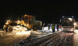 ERZURUM - Bayburt-Erzurum kara yolu, kar ve tipi nedeniyle kapandı