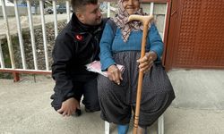 HATAY - 70 yaşındaki depremzede kadının yüzü kaymakamlığın verdiği bastonla güldü