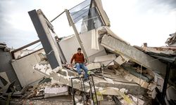 HATAY - Antakya'da geriye doğru yıkılan binanın enkazından ilkokuldaki "anı kitabı"nı çıkardı