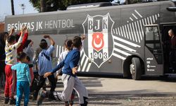 HATAY - Beşiktaş taraftarının gönderdiği oyuncaklar İskenderun'da depremzede çocuklara dağıtıldı