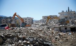 HATAY - İskenderun'da enkaz kaldırma çalışmaları devam etti