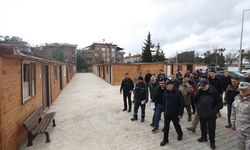 HATAY - Milli Savunma Bakanı Akar, Hatay'da esnaf için kurulan prefabrik çarşıda inceleme yaptı