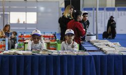 İZMİR - Öğrencilerin proje çerçevesinde yazdığı 87 kitap İzmir Kitap Fuarı'nda