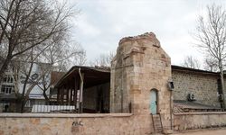 KAHRAMANMARAŞ - Elbistan'daki tarihi Atik Camisi'nin minaresi artçı depremler sonrasında yıkıldı