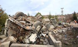 KAYSERİ - Eve ve otomobile çarpan tır mezarlığa devrildi