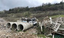 KOCAELİ - Devrilen çöp kamyonundaki 2 kişi yaralandı