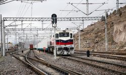 Malatya'ya gönderilen yaşam konteynerlerini taşıyan tren Kayseri'ye ulaştı