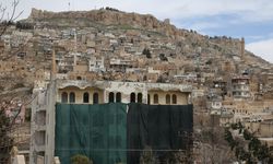 Mardin'in tarihi dokusunu bozan 5 katlı betonarme binanın yıkımına başlandı