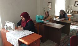 SAMSUN - Gönüllü kadınlar depremzedeler için mefruşat ürünleri hazırlıyor
