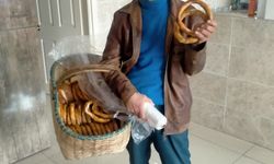 Yaklaşık 40 yıldır simit satarak geçimini sağlıyor