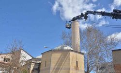 Türkiye’nin türbeye açılan mihraplı tek camisinin minaresi söküldü