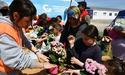 GAZİANTEP - İslahiye'de depremzede çocuklar çiçekleri toprakla buluşturdu