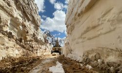 HAKKARİ - Ekipler nisanda da metrelerce karla mücadele ediyor