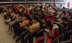 HATAY - Belen'de depremzede çocuklar çadırda film izledi
