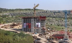 HATAY - Depremin etkilediği Hatay'da temeli atılan konutların inşaatı devam ediyor