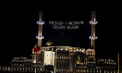 İSTANBUL - Taksim Camisi'ne ''Mescid-i Aksa'ya selam olsun'' mahyası asıldı