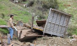 KAHRAMANMARAŞ - Depremde yamaçtan kopan kayanın kamyonunu ikiye bölmesini unutamıyor