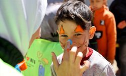KAHRAMANMARAŞ - Gönüllü depremzede gençler, kendileriyle aynı kaderi paylaşan çocuklara moral oluyor