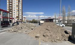 NİĞDE - Tapulu arazisinden geçtiğini iddia ettiği yolu trafiğe kapattı