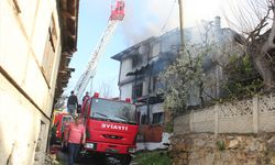 SAKARYA - 3 katlı ahşap ev yangında kullanılamaz hale geldi