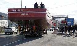 TRABZON - Tır dorsesinde taşınan teknedeki kişi üst geçidin çarpması sonucu öldü