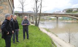 Tunceli Valisi Özkan, Munzur Çayı'nda kaybolan 3 kişiyi arama çalışmalarını takip etti