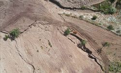 ADIYAMAN - Deprem nedeniyle tepe çökünce manzarası değişen iki köy görüntülendi