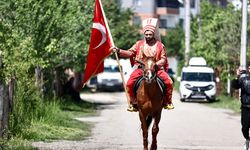 Oyunu kullanmaya yeniçeri kıyafeti ve atla geldi