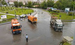 Başkent’i sel vurdu: Vatandaşlar araçların üzerinde mahsur kaldı