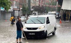 Başkent’te sağanak yağış: Yenişehir Pazarı önü sular altında kaldı, vatandaşlar zor anlar yaşadı