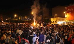 Oltu’da seçim sevincini saatlerce halay çekerek kutladılar