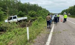Sinop’ta kamyonet yol kenarına savruldu: 2 yaralı