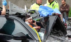 TEM’de feci kaza: Otomobil paramparça oldu, sıkışan sürücü dakikalarca telefonda konuştu
