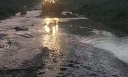 Yağmurdan dolayı kapanan yollarda belediye ekipleri uzun mesai harcadı