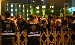 ANKARA - CHP Genel Merkezi önünde toplanan partililer (2)