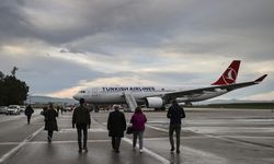 ANKARA - Cumhurbaşkanı Seçimi ikinci turu için yurt dışında kullanılan oyları taşıyan uçak Ankara'ya indi