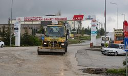 ANKARA - Sağanak nedeniyle su baskınlarının olduğu Elmadağ'da temizlik çalışmaları sürüyor